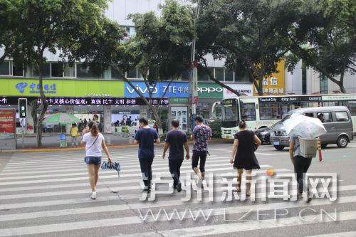絕大多數(shù)市民都做到了自覺禮讓斑馬線，不橫穿馬路，不翻越欄桿，做到車讓人、人讓車