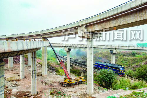 正在建設(shè)中的城西馬屋基立交。 記者 牟科 攝